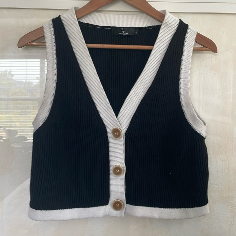 Lillisory cropped sweater vest -size M